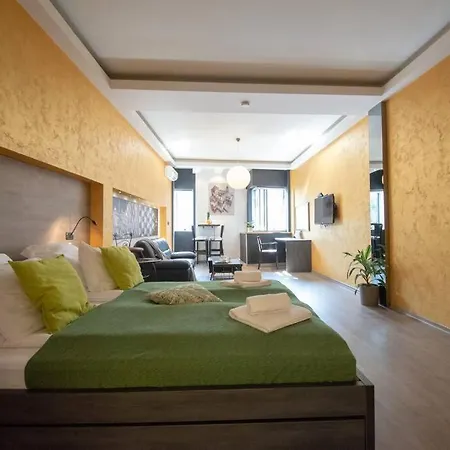 Green Central Studio Apartment